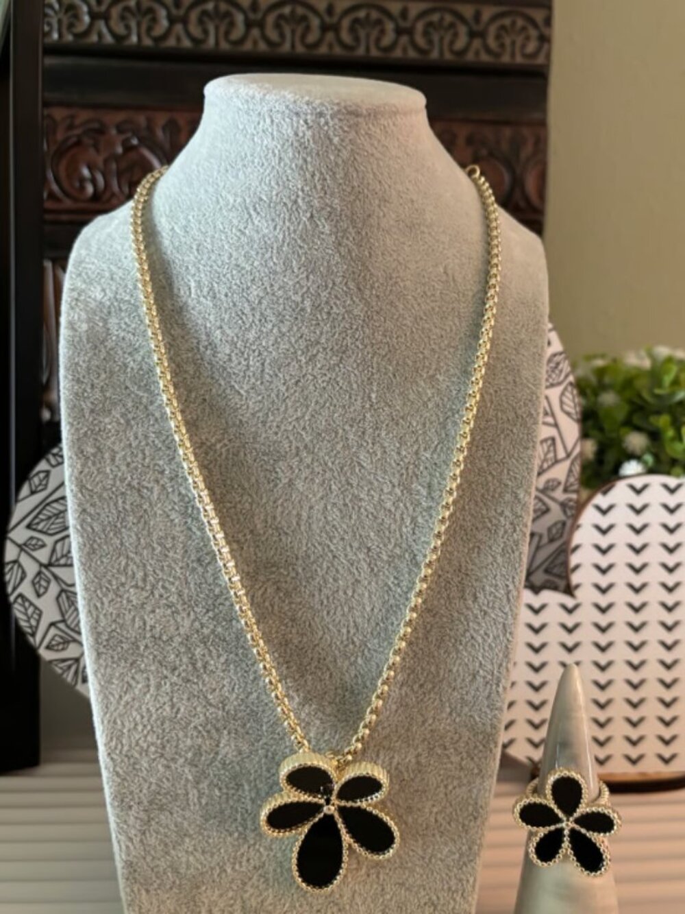 Boutique Black Flower Necklace and Size 7 Ring Set